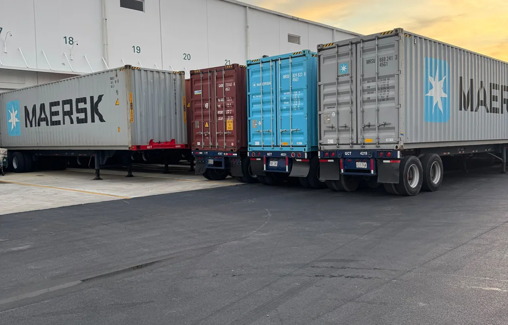 Patio de contenedores: E.B. Transportation Service